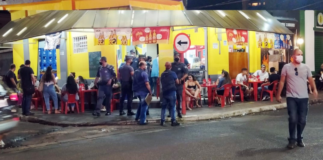 Foto 2 de 2 — Prefeitura faz operação na Rua 6 e aplica mais de 20 multas